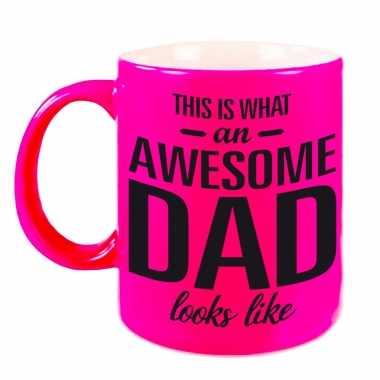 Awesome dad cadeau mok / beker neon roze voor vaderdag 330 ml