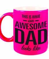 Awesome dad cadeau mok beker neon roze voor vaderdag 330 ml
