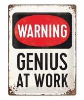 Wit tinnen muurplaatje genius at work